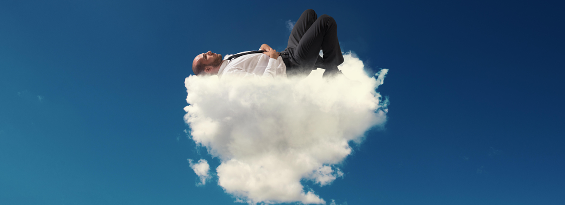 Un homme en costume dormant sur un nuage