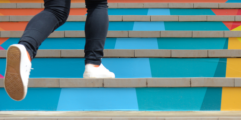 Een persoon op een kleurige trap